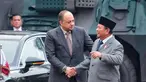 Menteri Pertahanan RI Prabowo Subianto (kanan) berjabat tangan dengan Wakil Perdana Menteri dan Menteri Negara Urusan Pertahanan Qatar Khalid bin Muhammad Al-Attiyah (kiri) usai melakukan pertemuan di kantor Kementerian Pertahanan, Jakarta, Minggu (4/6/2023). (Liputan6.com/Angga Yuniar)