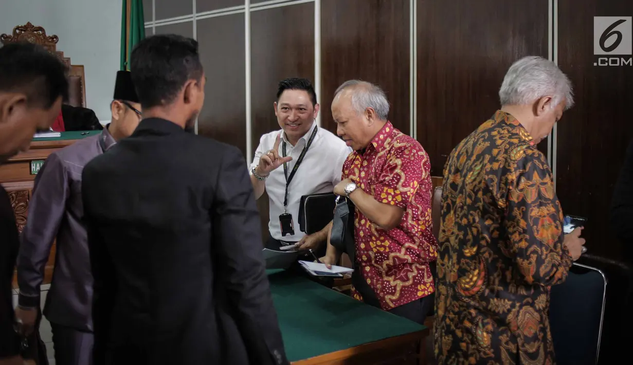 Kuasa hukum tergugat II dari (DPP Partai Gerindra) dan tergugat III (BPN Prabowo-Sandi) usai mengikuti sidang lanjutan di PN Jakarta Selata, Selasa (19/3). Sidang tersebut ditunda kembali hingga minggu depan. (Liputan6.com/Faizal Fanani)