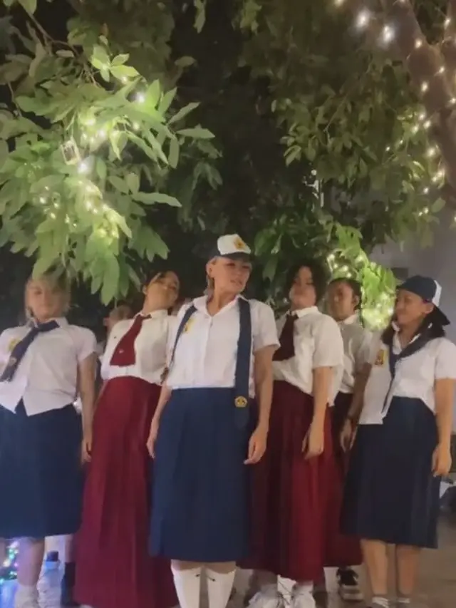Agnez Mo rayakan ultah bareng sahabat dengan berbusana ala pelajar sekolah. (Tiktok.com @agnezmo)