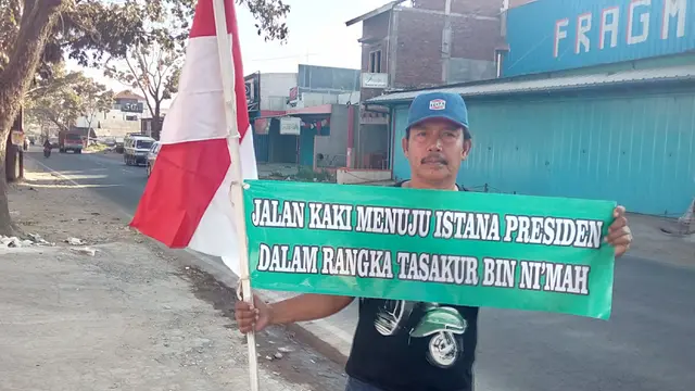 Dengan membawa sebuah tulisan Tasakur Bin Ni'mah, Undang nampak bersemangat melakukan perjalanan panjang dengan jalan menuju istana menemui Presiden Jokowi