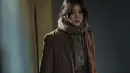Busana yang dikenakan Han So Hee di Gyeongseong Creature pun menampilkan gambaran sejarah. Hal tersebut disampaikan oleh costume director Hong Su Hui. [Foto: Lim Hyo Sun/Netflix]