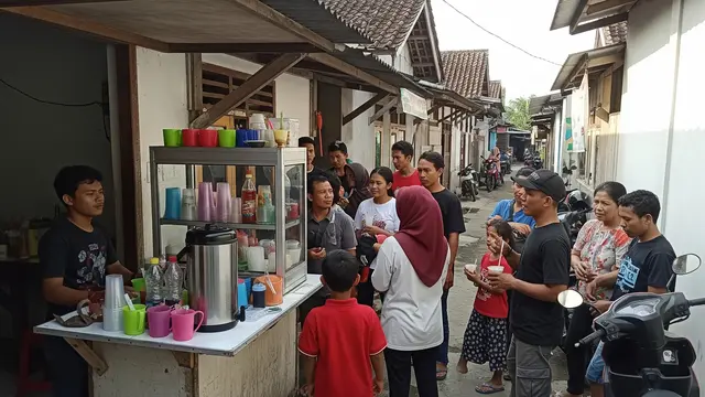 Warung Rumahan di Gang Sempit yang Tetap Laris Setiap Hari