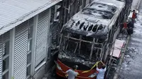 Bus Transjakarta bernomor B 7470 IV jurusan Kota-Blok M terbakar hingga meledak di Halte Masjid Agung, Jalan Sisingamangaraja, Jakarta Selatan Agustus 2014.