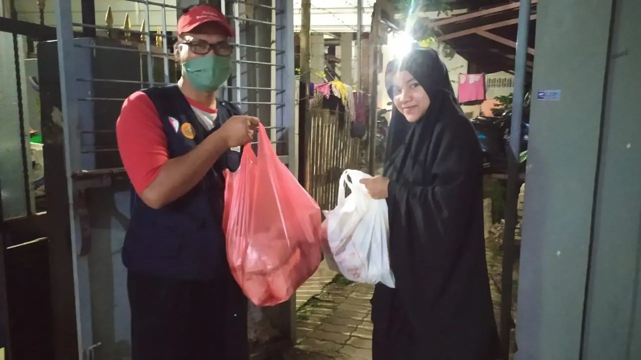 MCCC Kaltim Bagikan Makanan Sahur