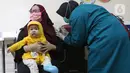 Petugas kesehatan menyuntikkan vaksin Covid-19 kepada seorang ibu hamil di RSIA Tambak, Jakarta, Rabu (18/8/2021). Vaksinasi bagi ibu hamil dan menyusui yang dilakukan sekali dalam sepekan menggunakan vaksin jenis Sinovac ini dibatasi jumlahnya hanya 60 peserta. (Liputan6.com/Herman Zakharia)