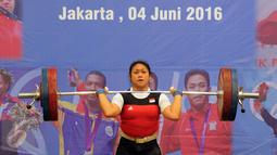 Lifter wanita, Sinta Damariani melakukan angkatan pada seleksi nasional untuk olimpiade Rio de Janeiro 2016 di PB PABBSI, Jakarta, (4/6/2016). 17 lifter mengikuti seleksi nasional untuk berlaga di ajang olimpiade 2016. (Liputan6.com/Helmi Fithriansyah)