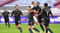Pemain muda Manchester City, Phil Foden, disambut gembira rekan setimnya setelah berhasil mencetak gol ke gawang West Ham United dalam laga pekan keenam Premier League di London Stadium, Sabtu (24/10/2020). (AFP/JUSTIN TALLIS)