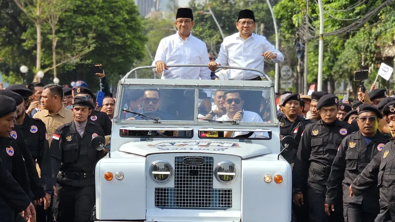 Anies dan Cak Imin atau dikenal dengan ‘AMIN’ menumpangi mobil Land Rover berwarna putih berpelat nomor (nopol) B 8165 JH.