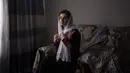 Asita Ferdous duduk di dalam rumahnya di Kabul, Afghanistan pada 10 November 2021. Dia adalah direktur Ariana Cinema tetapi tidak diizinkan memasuki bioskop karena Taliban memerintahkan pegawai pemerintah wanita untuk menjauh dari tempat kerja mereka. (AP Photo/Bram Jansen)