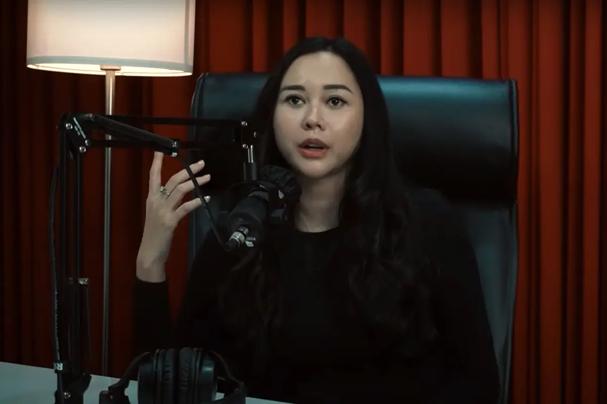 Aura Kasih ketika mengobrol dengan Ashanty. (Foto: YouTube The Hermansyah A6)
