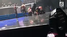 Konser penyanyi Britney Spears mendadak dihentikan karena seorang pria berusaha mendekati penyanyi tersebut di panggung. 