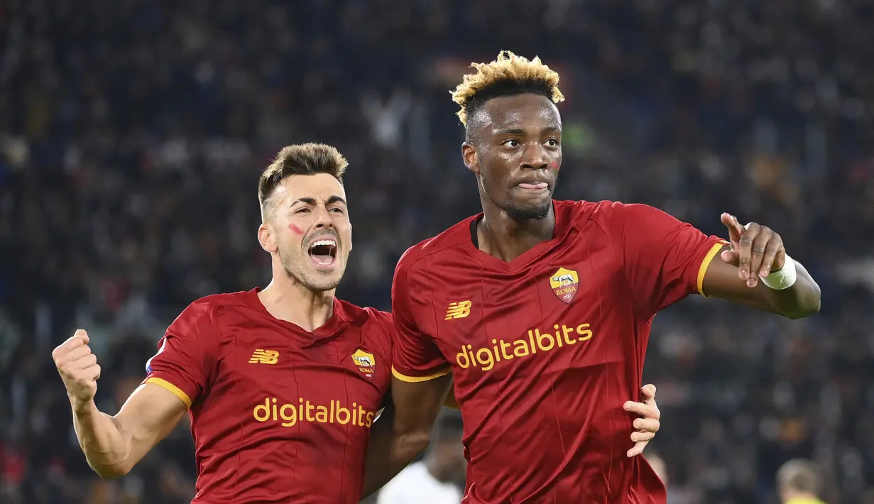 Penyerang AS Roma, Tammy Abraham (kanan) berselebrasi usai mencetak gol ke gawang Torino pada pertandingan lanjutan Liga Serie A Italia di stadion Olimpiade Roma, Senin (29/11/2021). Roma menang tipis atas Torino 1-0. (Alfredo Falcone/LaPresse via AP)