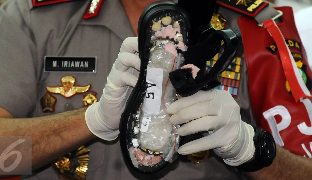 Kapolda Metro Jaya Irjen M Iriawan menunjukkan sandal yang berisi barang bukti narkotika jenis sabu saat rilis di Jakarta, Rabu (27/4). Sebanyak 2.007 gram sabu asal Guangzhou diselundupkan dalam paket lima koli sandal. (Liputan6.com/Helmi Fithriansyah)