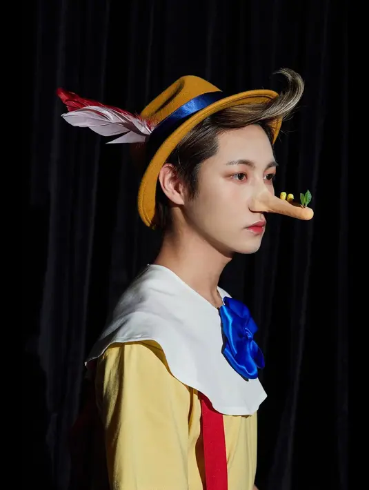 Tak harus seram, pesta kostum Halloween ala Renjun yang menjelma jadi Pinocchio. (Instagram @smtown)