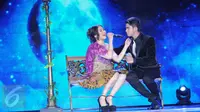 Aksi Prilly Latuconsina dan Aliando Syarief memeriahkan malam puncak Festival Film Bandung (FFB) 2014 dengan suara emas mereka pada 13 September 2014. FFB pertama kali diadakan sejak tahun 1987 rutin hingga saat ini. (Liputan6.com/Panji Diksana) 