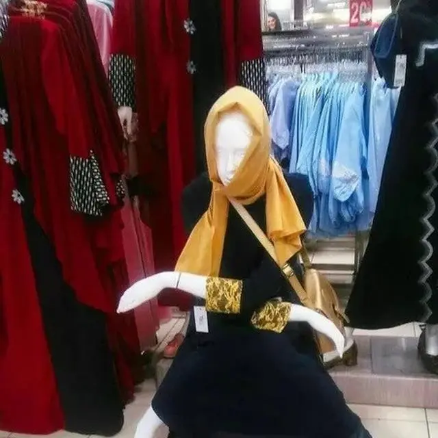 6 Potret Tingkah Manekin Berhijab Ini Bikin Geleng Kepala, Gagal Anggun