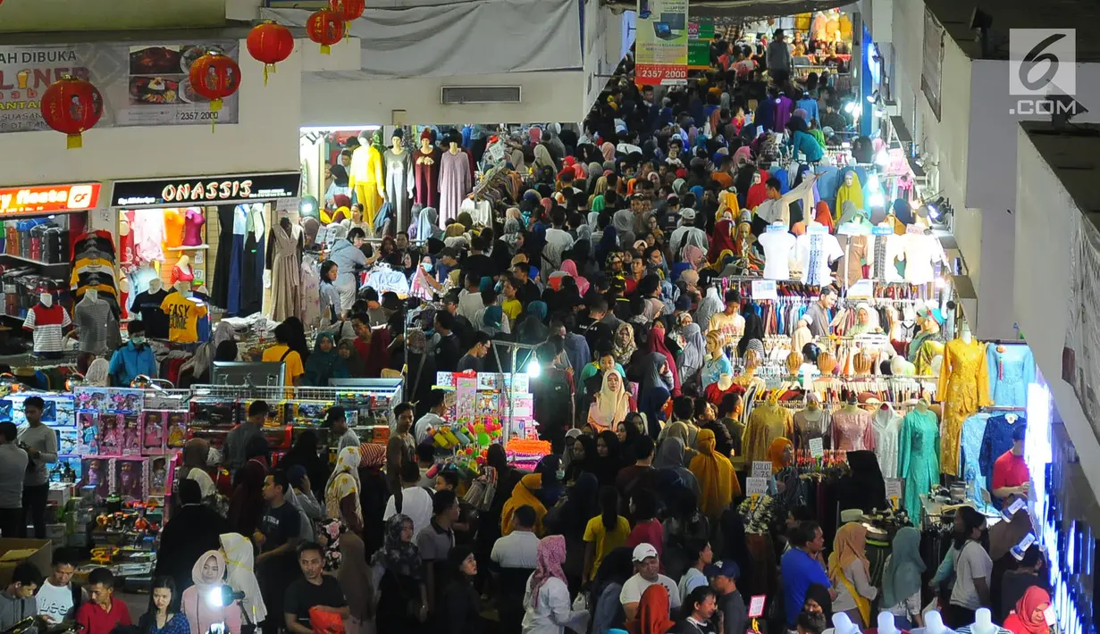 Suasana di pasar Tanah Abang, Jakarta, Minggu (26/5/2019). Jelang lebaran masyarakat mulai memadati pusat perbelanjaan untuk membeli kebutuhan saat Hari Raya Idul Fitri. (Liputan6.com/Angga Yuniar)
