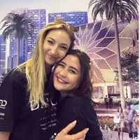 Elena Victoria dan Prilly Latuconsina, pemain film Danur 2: Maddah. foto: Instagram (@prillylatuconsina96)