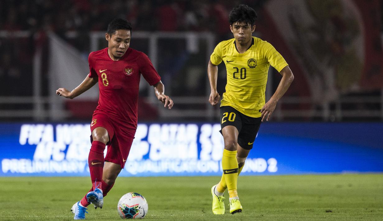 Evan Dimas. Satu golnya saat jumpa Oman menjadi bukti perannya yang krusial sebagai gelandang jangkar Timnas Indonesia. Kemampuan dribel bolanya yang sulit direbut pemain Oman menjadi nilai plus untuk diterapkannya kembali saat kontra Thailand. (Bola.com/Vitalis Yogi Trisna)