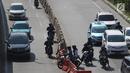 Pemandangan saat sejumlah kendaraan melawan arah di kawasan Petukangan, Jakarta, Senin (18/6). Banyak pengendara mengabaikan keselamatan berlalu lintas di momen libur Lebaran dengan melawan arah hingga tidak mengenakan helm. (Liputan6.com/Angga Yuniar)