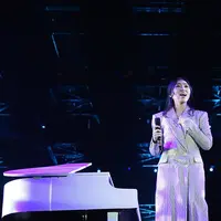 "Dengerin Isyana nyanyi sambil ganti baju tadi kayak nggak pengen lagi naik ke atas panggung," ucap Rossa sambil tertawa di atas panggung, Kamis (13/4/2017) malam. (Bambang E.Ros/Bintang.com)