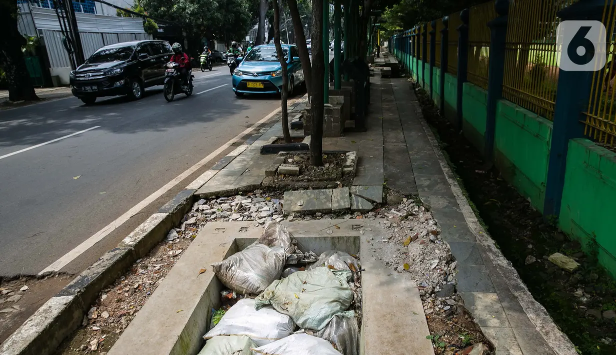 Kondisi lalu lintas di sekitar trotoar yang rusak di kawasan Blok S, Jakarta, Kamis (4/3/2021). Revitalisasi trotoar di kawasan Kebayoran Baru bakal dimulai pada Mei dan ditargetkan selesai Desember tahun ini. (Liputan6.com/Faizal Fanani)