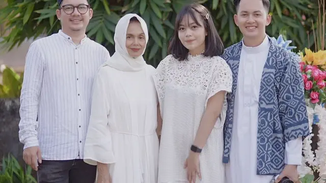 Saling Menguatkan, Ini 6 Potret Kebersamaan Kiki Farrel dan Dua Saudaranya