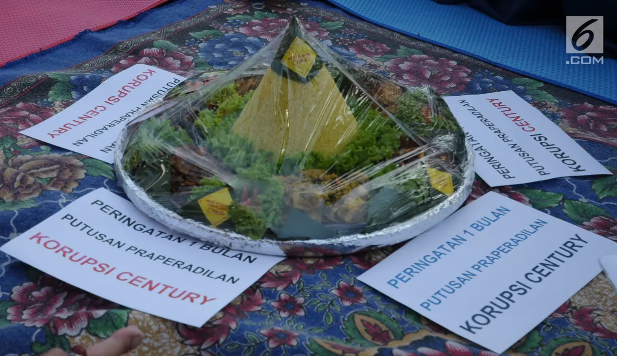 Masyarakat Anti Korupsi Indonesia menyiapkan tumpeng pada peringatan satu bulan putusan praperadilan Bank Century di depan Gedung KPK, Jakarta, Kamis (10/5). MAKI berharap KPK segera menetapkan tersangka baru. (Liputan6.com/Helmi Fithriansyah)