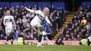Di babak kedua extra time, Plymouth Argyle memiliki peluang menyamakan skor melalui pemain pengganti Ryan Broom. Sayang, tendangannya usai memanfaatkan bola liar di depan kotak penalti Chelsea masih mampu diblok barisan pertahanan The Blues. (AP/Matt Dunham)