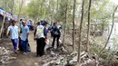 Siswa-siswi SMK membersihkan pantai dalam program Sekolah Pantai Indonesia (SPI) di pesisir pantai Karongsong, Kabupaten Indramayu, Jawa Barat (20/11). Kegiatan ini merupakan Gerakan Cinta Laut Kementerian Kelautan dan Perikanan (KKP). (Liputan6.com/KKP)