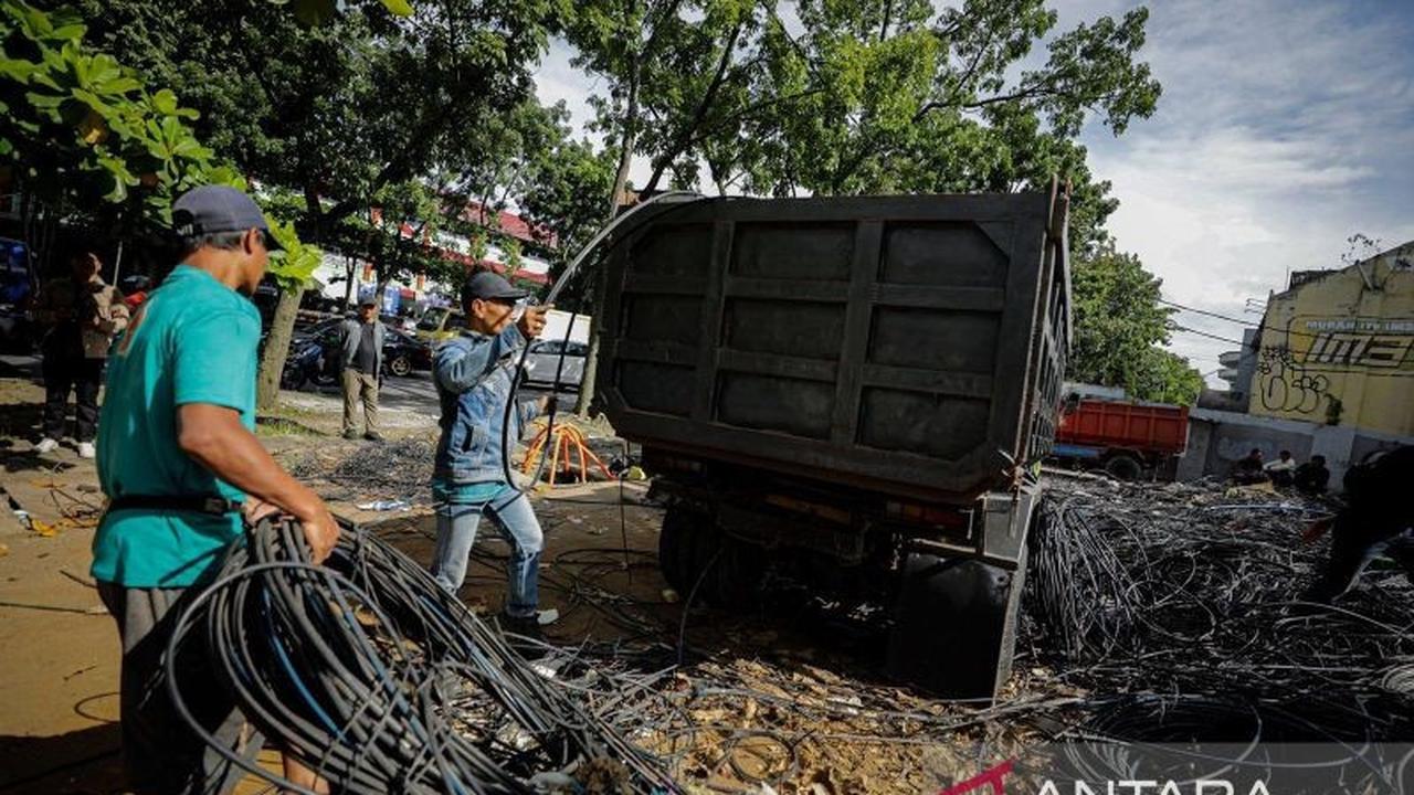 Pemkot Bandung Tuntaskan Penurunan Kabel Udara 14 Ton di Jalan Buahbatu