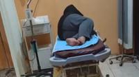 Salah satu korban keracunan dirawat di RSUD Blambangan Banyuwangi (Istimewa)