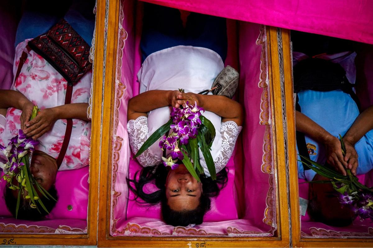 Ritual unik warga Thailand berdoa dalam peti mati sambut Tahun Baru