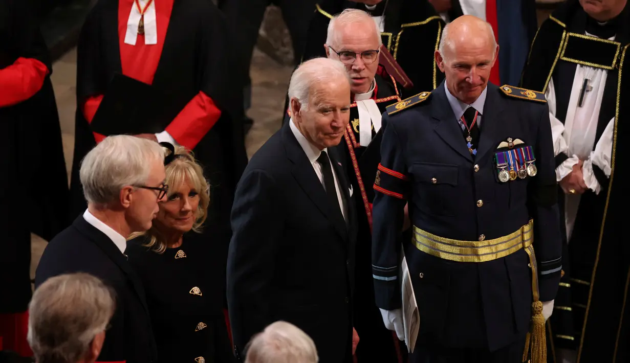 Presiden Amerika Serikat Joe Biden dan Ibu Negara Jill Biden tiba di Westminster Abbey pada hari pemakaman Ratu Elizabeth II di London, Inggris, Senin (19/9/2022). Sejumlah kepala negara terlihat menghadiri pemakaman Ratu Elizabeth II. (Phil Noble/Pool Photo via AP)