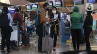Penumpang melakukan "check-in" di Terminal 3 Bandara Internasional Soekarno Hatta, Banten, Selasa (1/3/2022). Mulai hari ini pemerintah memberlakukan aturan karantina selama tiga hari bagi Pelaku Perjalanan Luar Negeri (PPLN) yang sudah vaksinasi lengkap dan booster. (Liputan6.com/Angga Yuniar)
