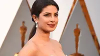 Oscar memperkenalkan Priyanka Chopra sebagai bintang Bollywood yang telah membintangi 50 judul film.