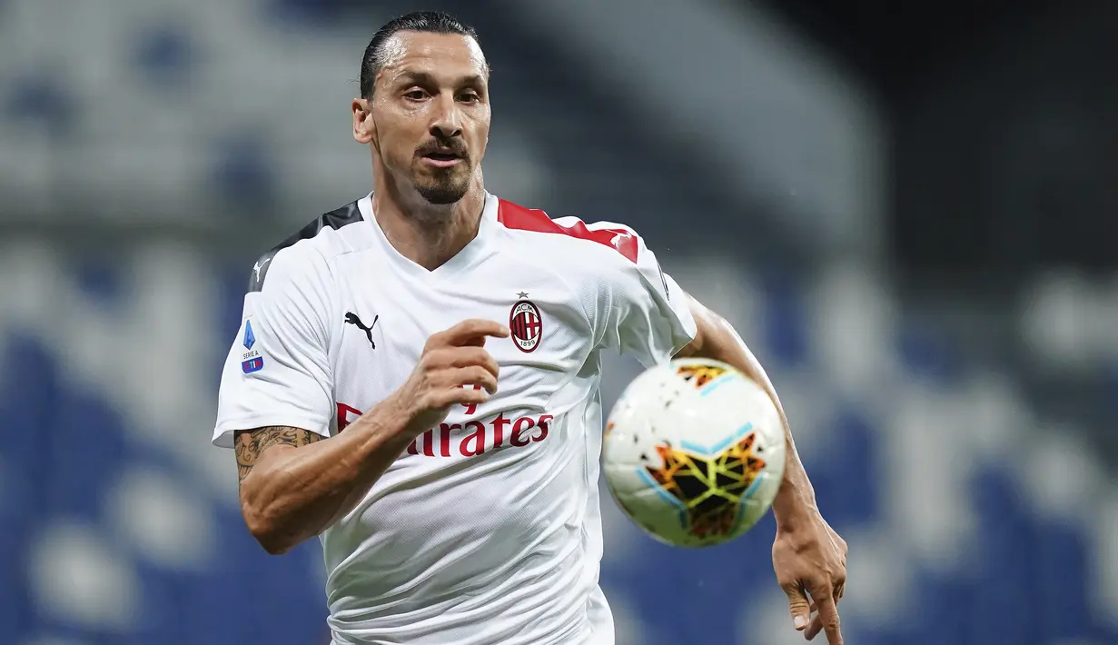 Striker AC Milan, Zlatan Ibrahimovic, mengejar bola saat menghadapi Sassuolo pada laga lanjutan Serie A pekan ke-35 di Mapei Stadium, Rabu (22/7/2020) dini hari WIB. AC Milan menang 2-1 atas Sassuolo. (Spada/LaPresse via AP)