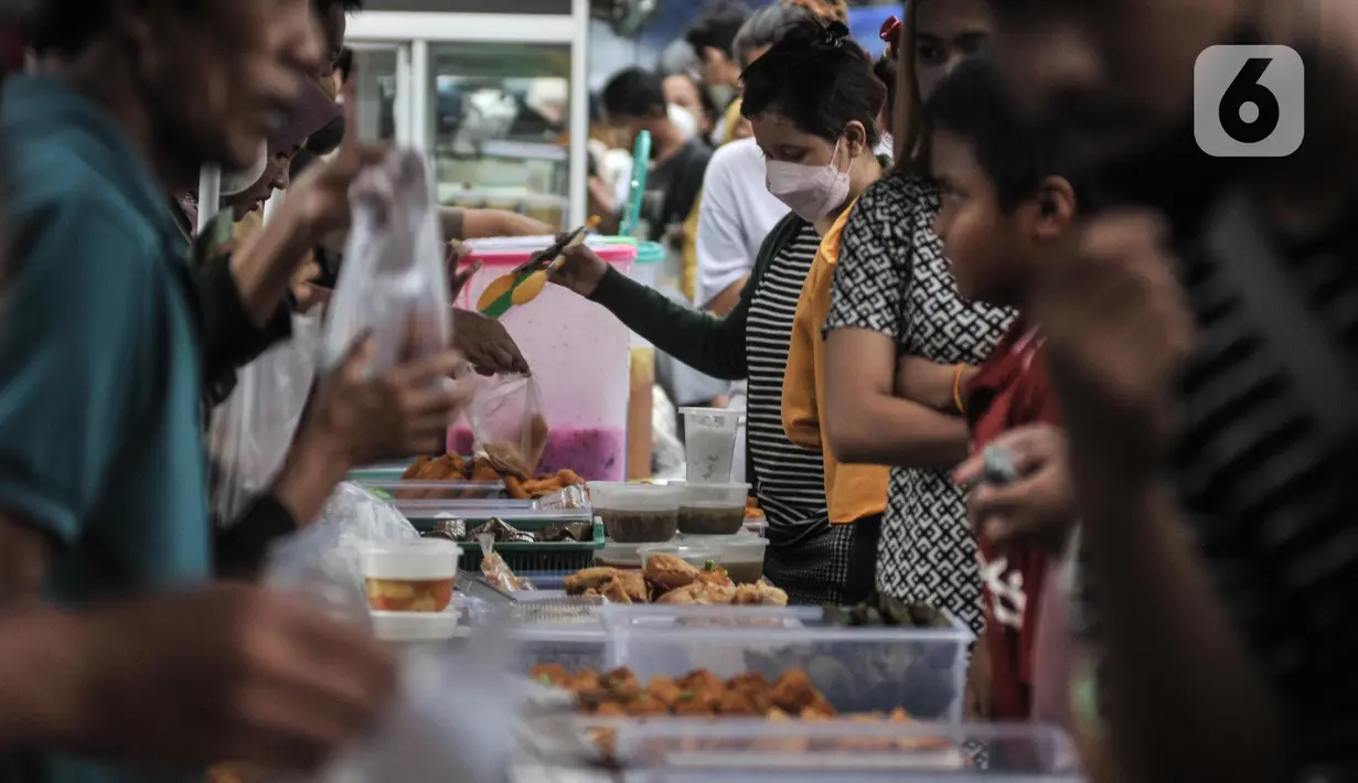 Warga saat berburu hidangan berbuka puasa atau takjil di kawasan Karet Tengsin, Tanah Abang, Jakarta Pusat, Minggu (3/4/2022). Berburu takjil merupakan tradisi umat muslim untuk disantap saat berbuka puasa. (merdeka.com/Iqbal S. Nugroho)