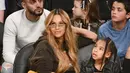Penyanyi Beyonce dan putrinya Blue Ivy Carter saat menonton pertandingan NBA All-Star Game 2018 di Staples Center di Los Angeles, California, AS (18/2). (Allen Berezovsky/Getty Images/AFP)