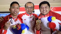 Timnas Bowling Indonesia menjadi juara umum SEA Games 2019. Billy Muhammad Islam (kanan) dan Ryan Lalisang diapit Sesmenpora Gatot S. Dewabroto. (PBI)
