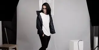 Siapa tak kenal sosok Omar Daniel? Pria tampan, berkulit putih dan berambut gondrong ini merupakan idola para wanita. Mengingat gaya Omar yang selalu tampil trendi saat berbusana. (Instagram/omardaniel_)