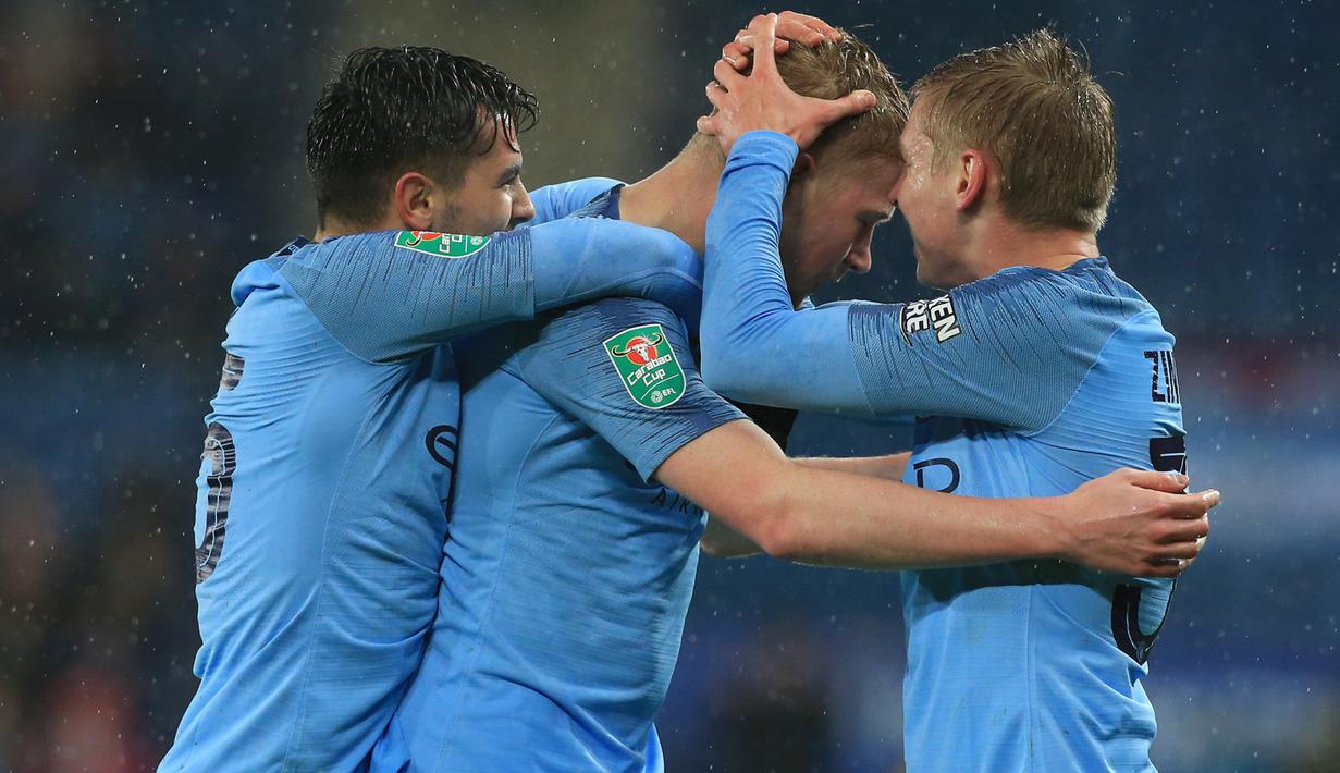 Para pemain Manchester City merayakan gol yang dicetak Kevin De Bruyne ke gawang Leicester pada laga Piala Liga di Stadion King Power, Leicester, Selasa (18/12). Leicester kalah adu penalti dari City. (AFP/Lindsey Parnaby)