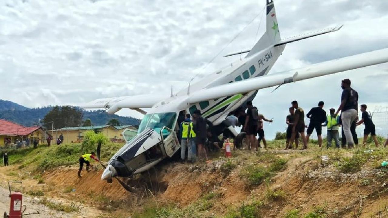 Tahukah Anda? Pesawat Smart Air Tergelincir di Tiom Papua, Evakuasi Kargo Terkendala Beda Ketinggian Tanah