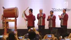 Presiden Joko Widodo memukul bedug saat membuka pameran Trade Expo 2017 di ICE BSD, Tangerang Selatan, Rabu (11/10). Pameran ini diikuti oleh 1.100 perusahaan nasional dengan target mendatangkan 16.000 pengunjung. (Liputan6.com/Angga Yuniar)