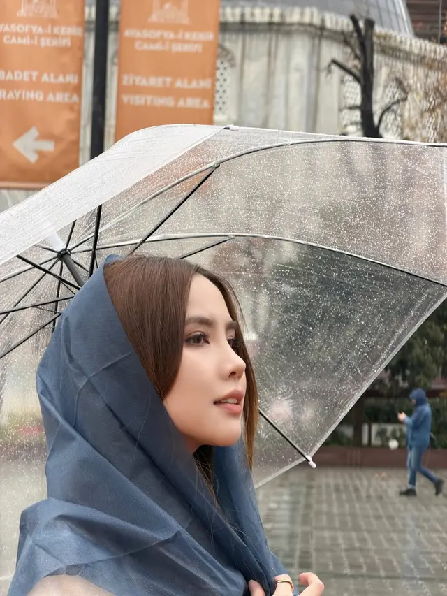 Gaya Santun Agatha Chelsea Saat Berkunjung ke Masjid Hagia Sophia, Elegan dalam Balutan Long Coat dan Kerudung