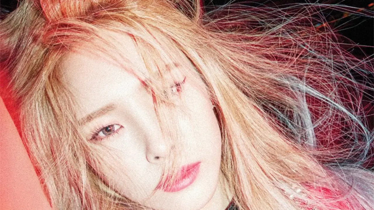 [Bintang] Editor Says: Super Quirky, Cerahnya Korean Makeup yang Dipopulerkan Penyanyi Ini