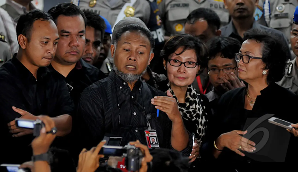 Wakil Ketua KPK Bambang Widjojanto memberi Keterangan kepada wartawan usai menjalani pemeriksaan oleh Bareskrim Mabes Polri, Jakarta, Selasa, (4/2/2015). (Liputan6.com/JohanTallo)