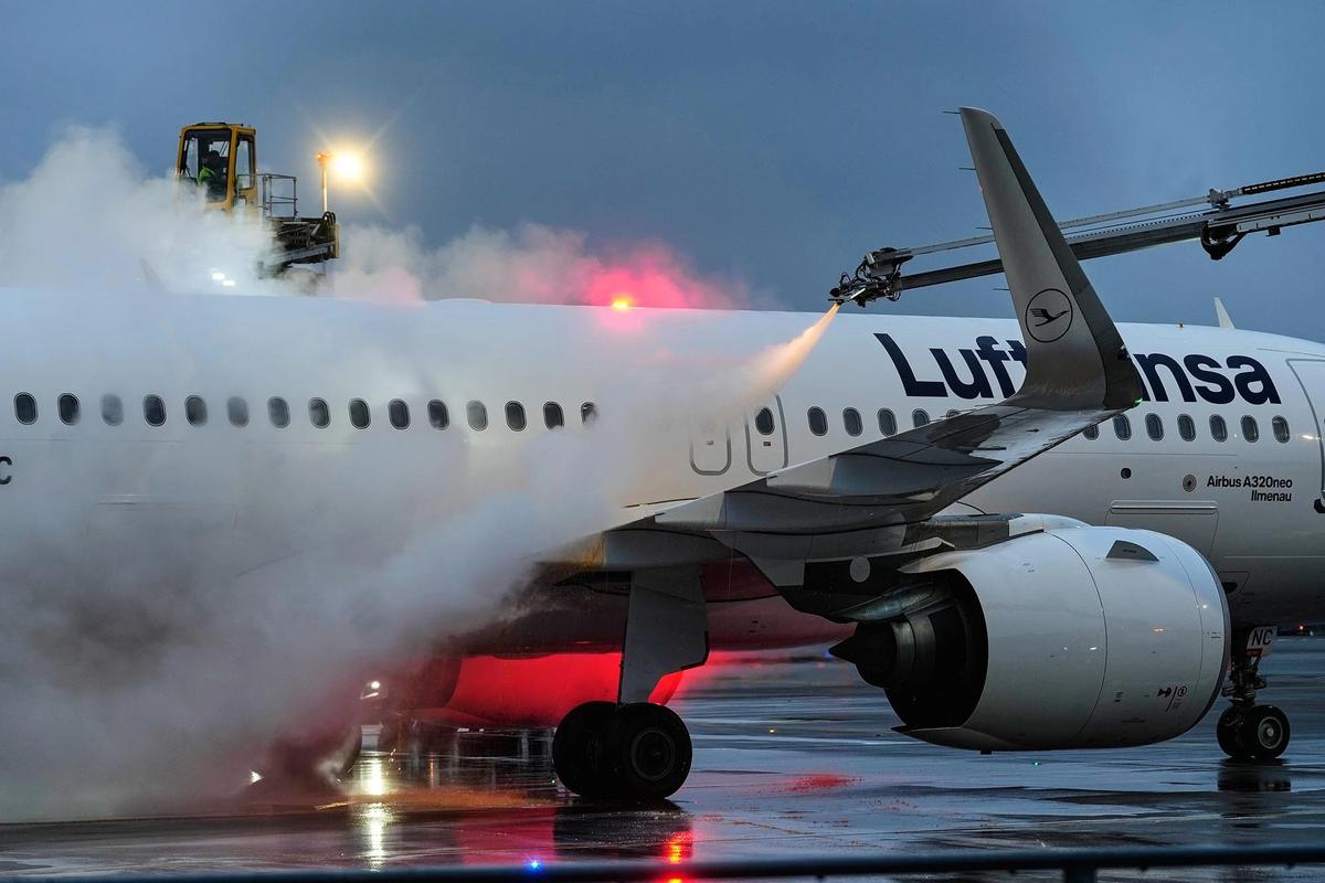 FOTO: Pesawat Dideicing di Tengah Suhu Ekstrem Frankfurt Jerman