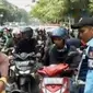 Penutupan jalan dilakukan pihak kepolisian pada aksi 5 Mei seperti di Jalan Juanda, Jalan Veteran 1,2,3.