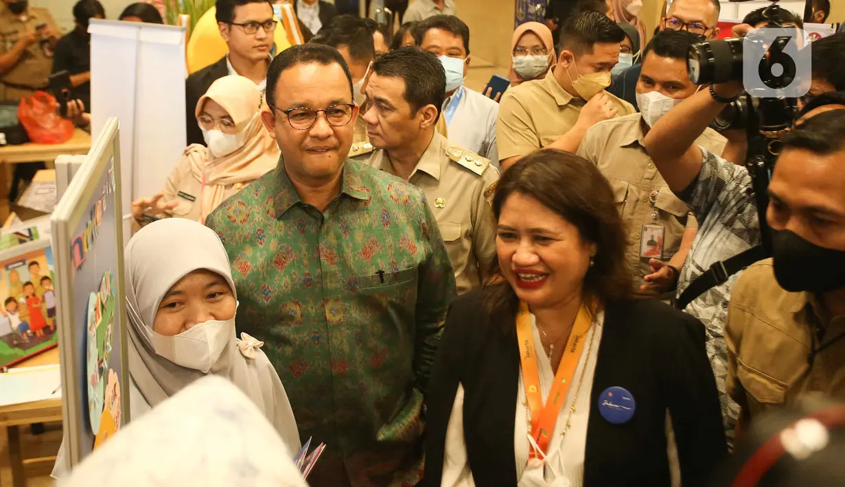 Gubernur DKI Jakarta Anies Baswedan meninjau pameran Jakarta Innovation Day 2022 di Balai Kota DKI Jakarta, Selasa (27/9/2022). Pemerintah Provinsi (Pemprov) DKI Jakarta menggelar Jakarta Innovation Day 2022, dalam ajang pameran innovasi Jakarta terdapat Bioniqa yaitu pohon robot yang mampu mereduksi karbon di udara dan mengubahnya menjadi oksigen. (Liputan6.com/Herman Zakharia)